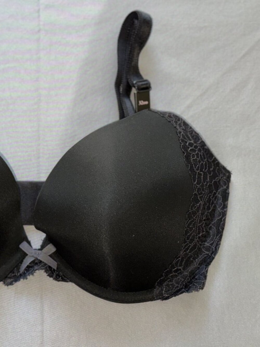 Victoria Secret Dream Angels Push Up Black Lace Underwire Bra Size: 32DD